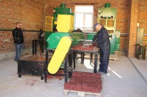 На Вінниччині тротуарну плитку роблять із... поліетиленових пакетів