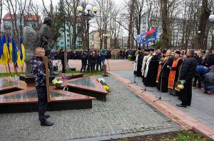 У Івано-Франківську на майдани вийшли дорослі й діти