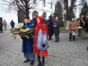 Християнський хрест на бруківці Замкової площі Луцька 