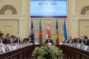 Є червоні лінії, які не можна переступати, —  не може бути торгівлі територіями  та громадянами своєї держави