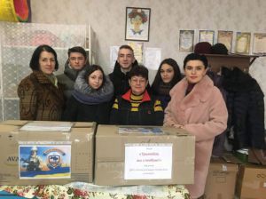 Волонтери Канева відвезуть смаколики та маскувальні сітки