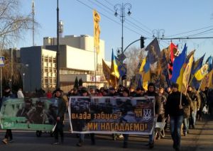 Під Черкаську ОДА принесли мішки з чорноземом