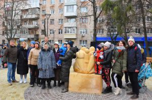 У Чернігові в центрі оновленого скверу розмістили скульптуру