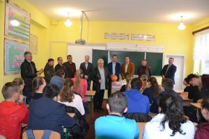 Вручили ректору вишитий учнями рушник