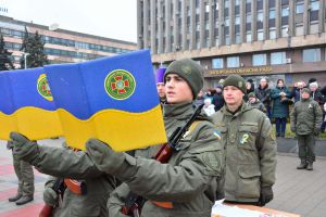 З майдану Героїв у Запоріжжі —  у нацгвардійці