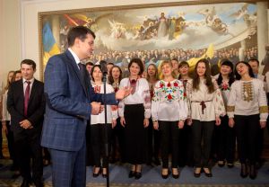 Пісня і прагнення миру єднають Схід і Захід