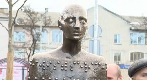 У столиці встановили перший у країні пам’ятник незрячій людині