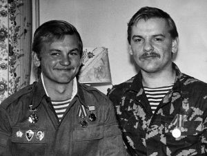 Повертатися з війни не було куди — хата згоріла.  Відбудовували всім миром