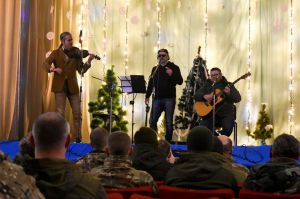 Відомі виконавці надихали слухачів у військових одностроях своїми хітами