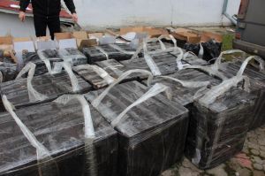 Податківці Буковини затримали бус з контрабандними цигарками