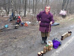 Люди при дорозі