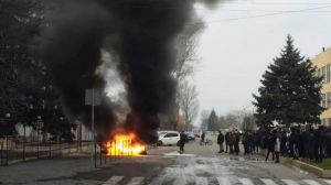 У Каховці під офісом поліції палили шини
