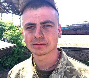 Відклав мирну працю на мирний час