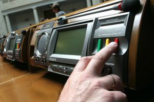 Про внесення змін до деяких законодавчих актів України щодо забезпечення особистого голосування народними депутатами України на пленарних засіданнях Верховної Ради України