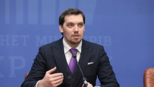 Прем’єр-міністр у відставку не йде і звітує про економічні досягнення