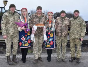 Не плачте, красуні, цілуйте своїх героїв