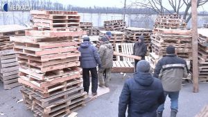 «Привезіть у подарунок... піддони»