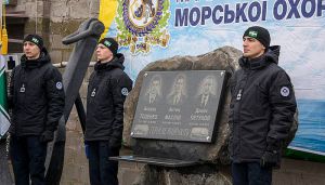 У Маріуполі у відкрите море спустили вінок