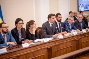 Ціна на газ та пальне має й далі знижуватися