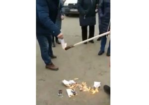 У Малині через незгоду спалили квитанції