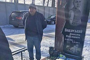 Водій уманської маршрутки вибачився біля могили героя