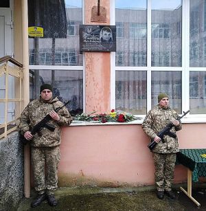 У Чернігові меморіальну дошку батькові відкрив син