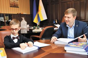 Віталій Коваль вручив незрячому хлопчику з Березного літературу шрифтом Брайля