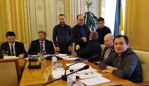 Мед можемо продавати діжками, а виходить ложками