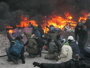 «І юний хлопчик в касці голубій  і вчитель літній — сивий-сивий...»