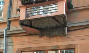 Балкони та деталі фасадів у центрі Чернівців буквально падають перехожим на голови