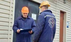 Луганські монтери ризикують життям, щоб давати людям світло