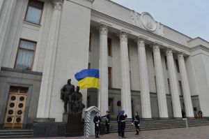 Започатковано нову традицію: Почесна варта — шана Державному прапору і парламенту