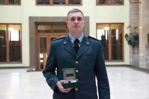 Митнику Олегу Моїсеєву —  годинник від Президента