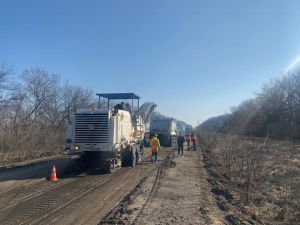 Вантажівки продовжують руйнувати шляхи на Луганщині