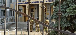 В Одесі у заручниках опинилися судді та конвоїр
