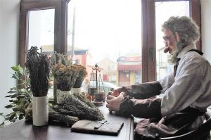 У Рівному в аптеці-музеї продають ліки від заздрощів