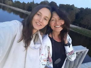 Мама та дочка створюють самобутній одяг з конопель