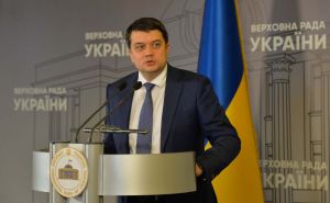 Парламент тимчасово обмежує доступ для всіх, окрім журналістів