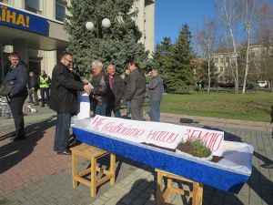 До Херсонської міськради принесли труну