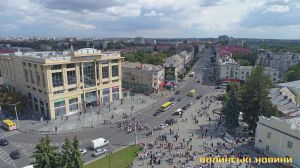 У Луцьку також  працюватимуть  лише продуктові  магазини, аптеки,  заправки