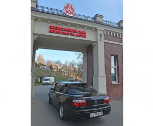 Парламент передав автівки лікарням