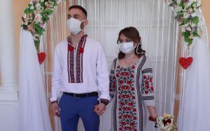 Молодята з Коростеня зіграли весілля в масках