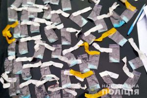 Правоохоронці затримали на Хмельниччині групу торгівців зіллям