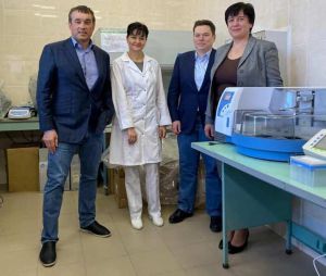 Президент хокейного клубу допомагає 