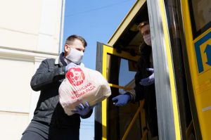 У Вінниці одиноким  безплатно  доставляють  продукти додому