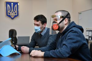 Планують випускати захисні екрани для лікарів