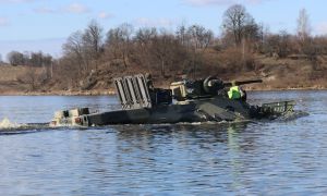 Курсанти Військової академії виконали практичне водіння бойових машин на плаву