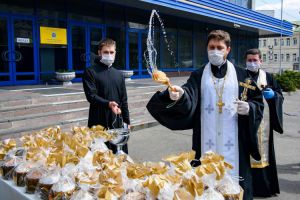 Освятили десять тисяч пасок, які доставлять поштою