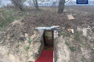 Зниклого два роки тому чоловіка знайшли у землянці на околиці Черкас