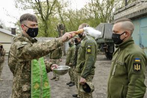 Великдень на передовій: і радість, і відчуття безпеки